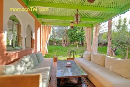 Beautiful 2 bedrooms apartment with private garden and pool access